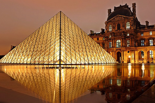 Vue du Louvre et de sa pyramide éclairée